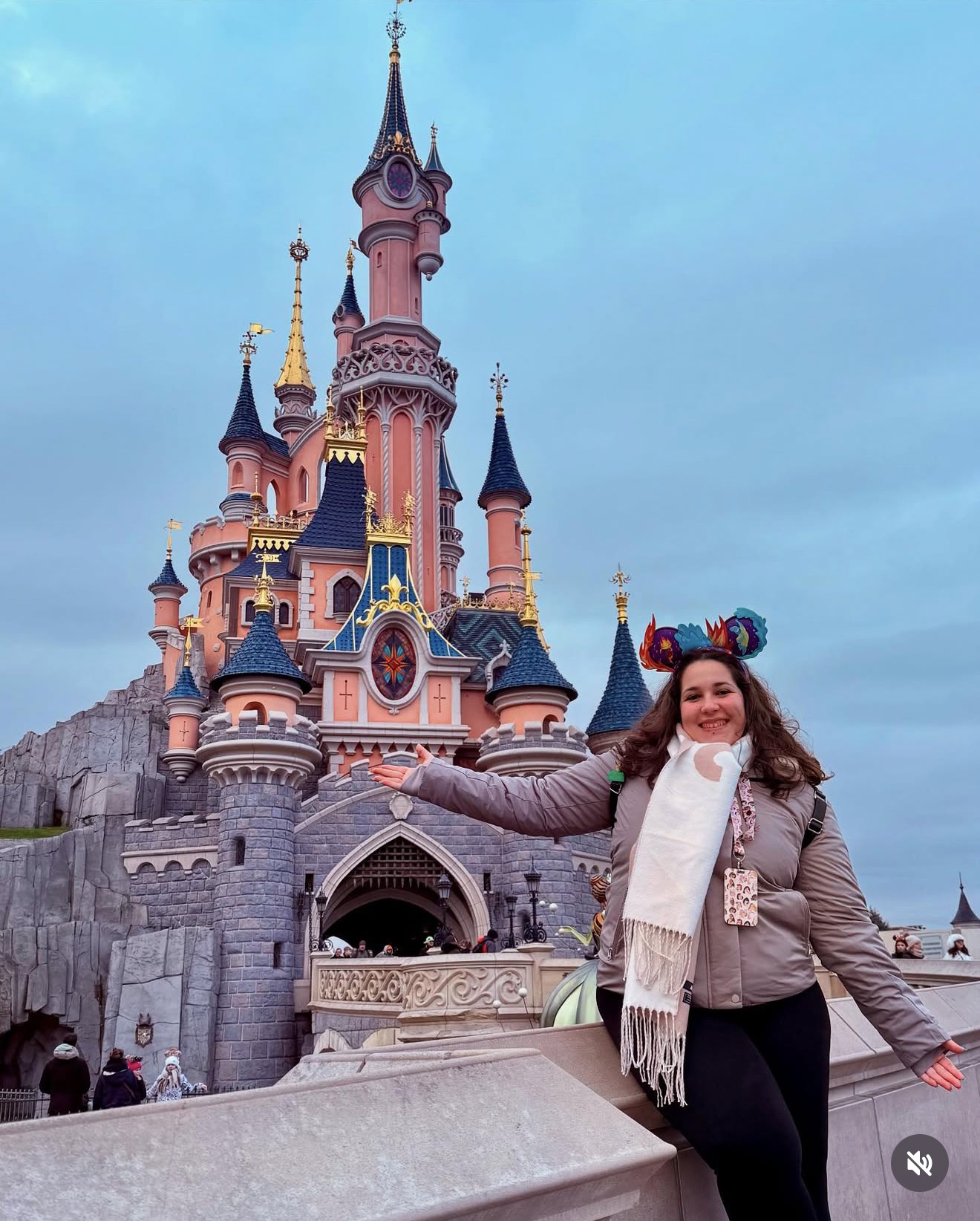 Tere sonriendo frente al castillo de Disneyland Paris