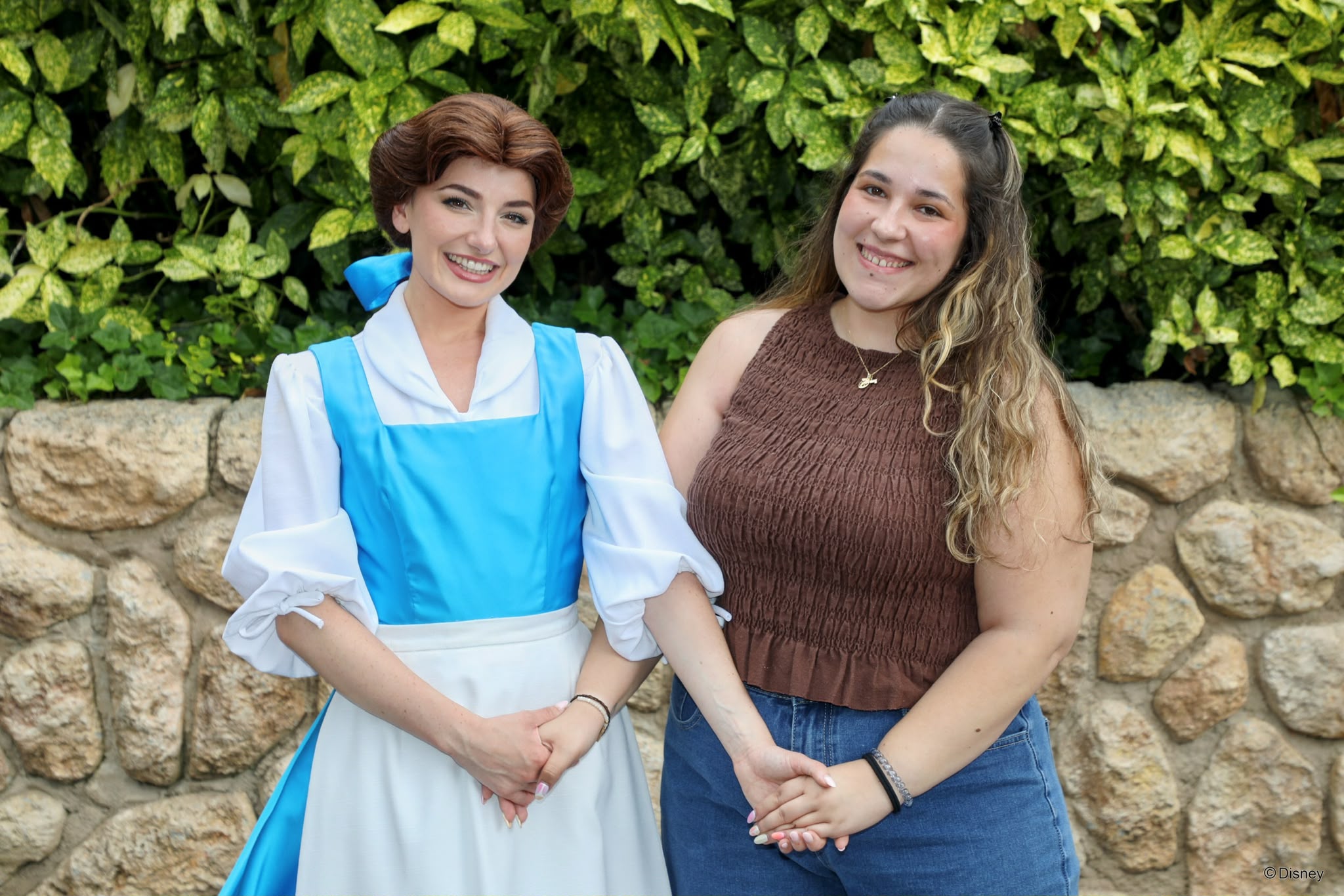 Tere junto a Bella en Disneyland Paris
