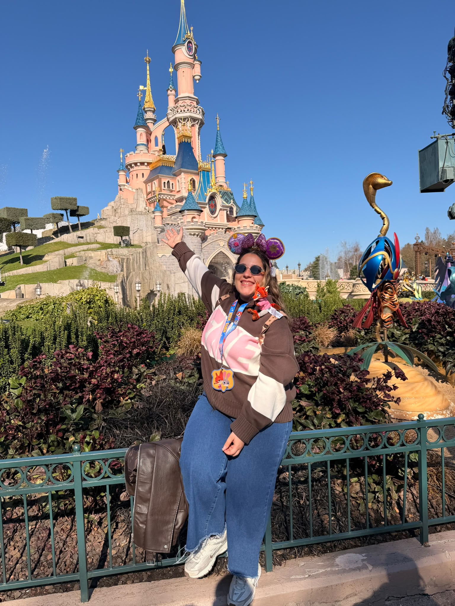 Tere sonriendo frente al castillo de Disneyland Paris